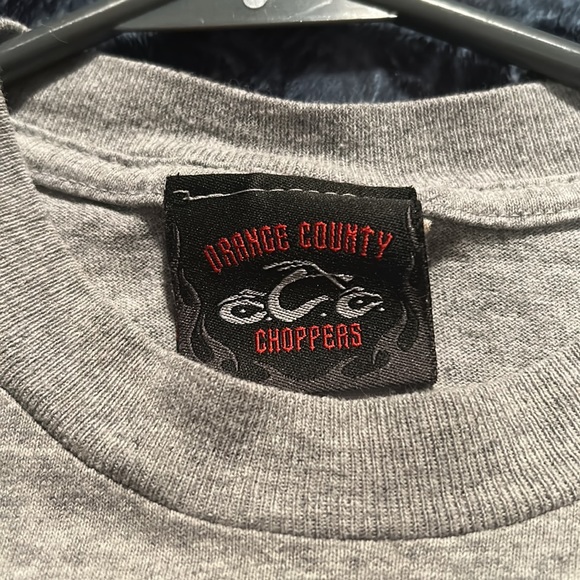 This shirt is a vintage tee, it has a small stain that should be easy to get out - Picture 2 of 4